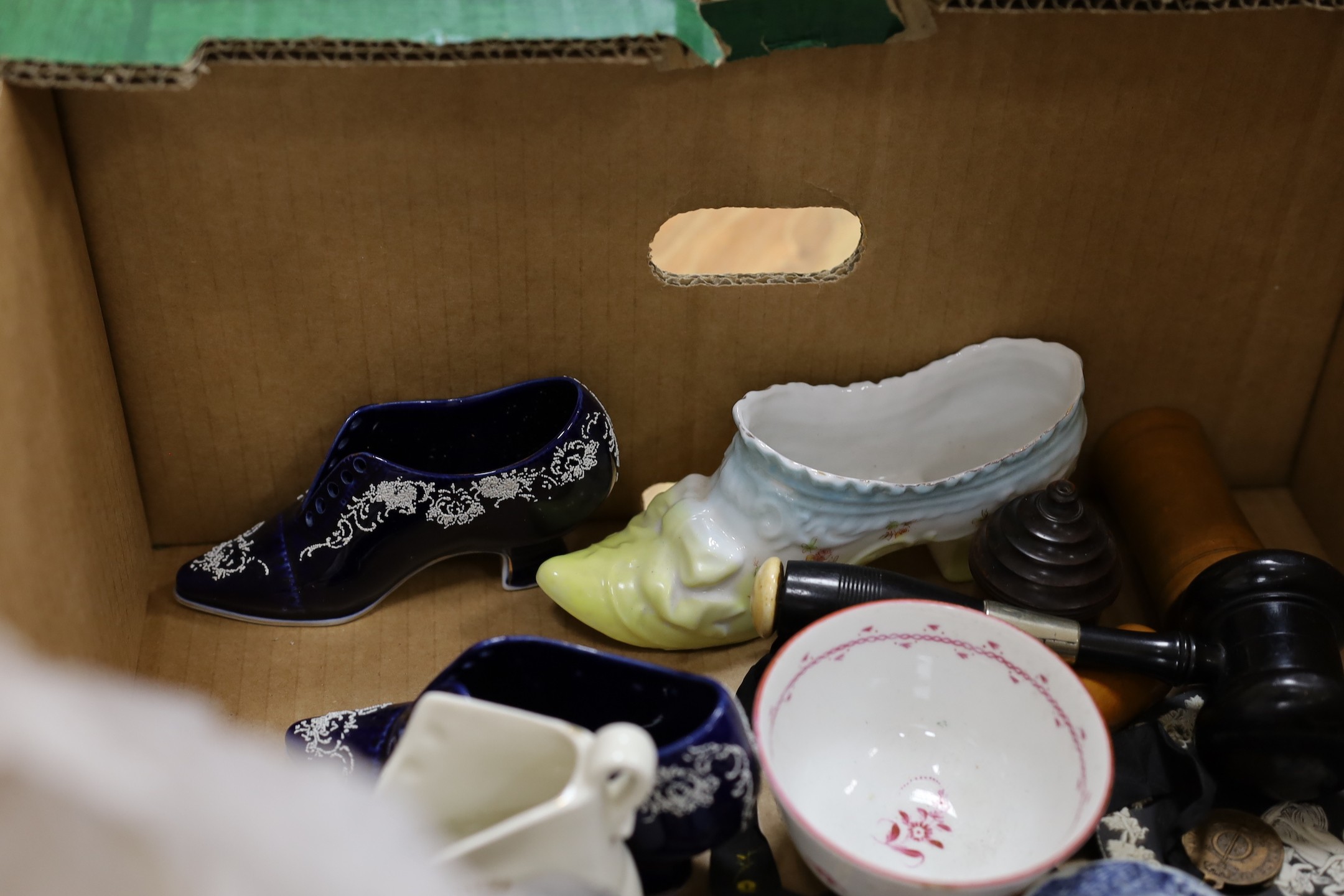 A quantity of mixed collectables including an 18th century Chinese export mug (af), a Hohner harmonica, medals, Worcester etc.